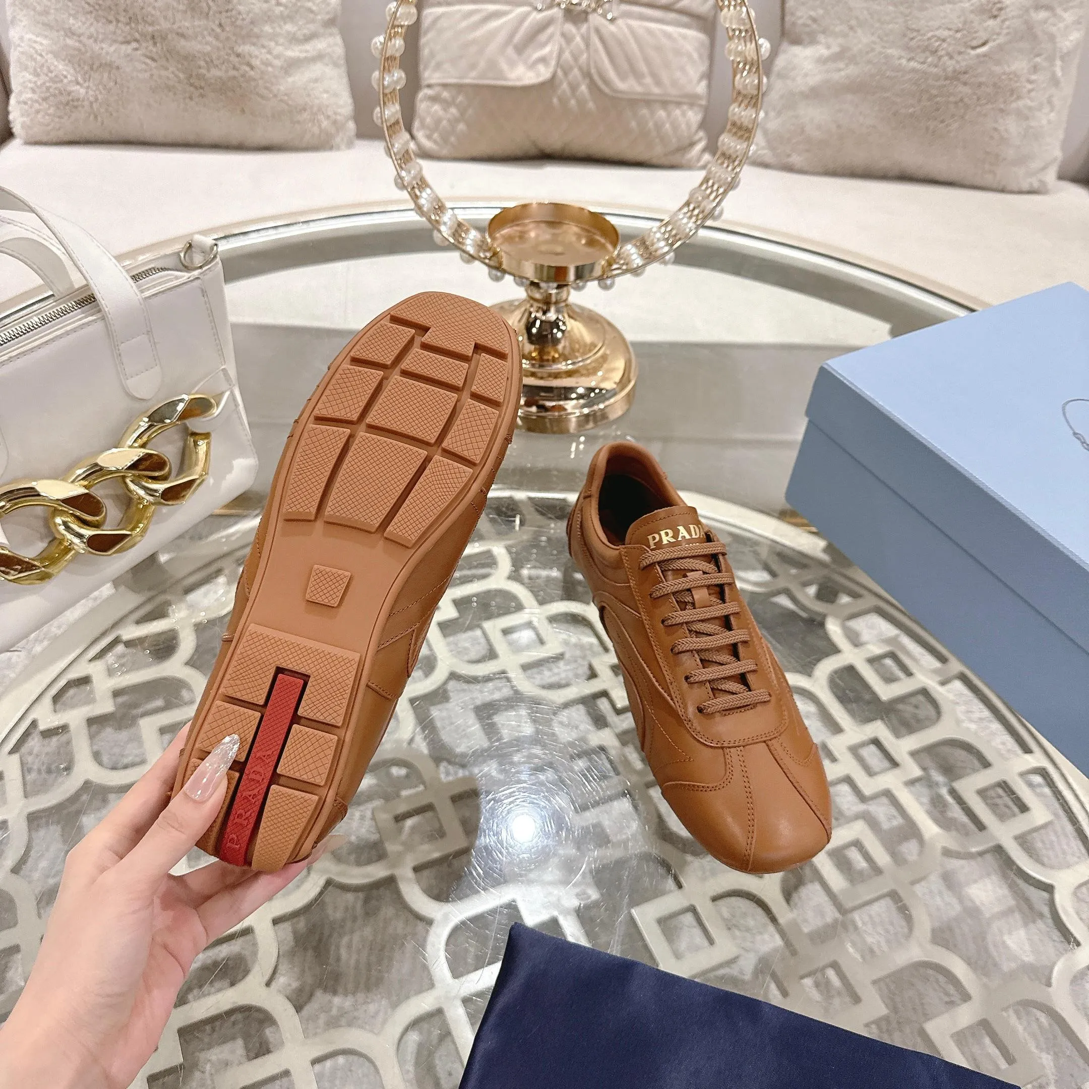 P600. PRADA for couples, casual shoes for couples, originally developed 1:1, made of imported cowhide, silk sheepskin lining, rubber outsole, comfortable and soft on the feet, size for women: 35 to 41. Male 38 to 45